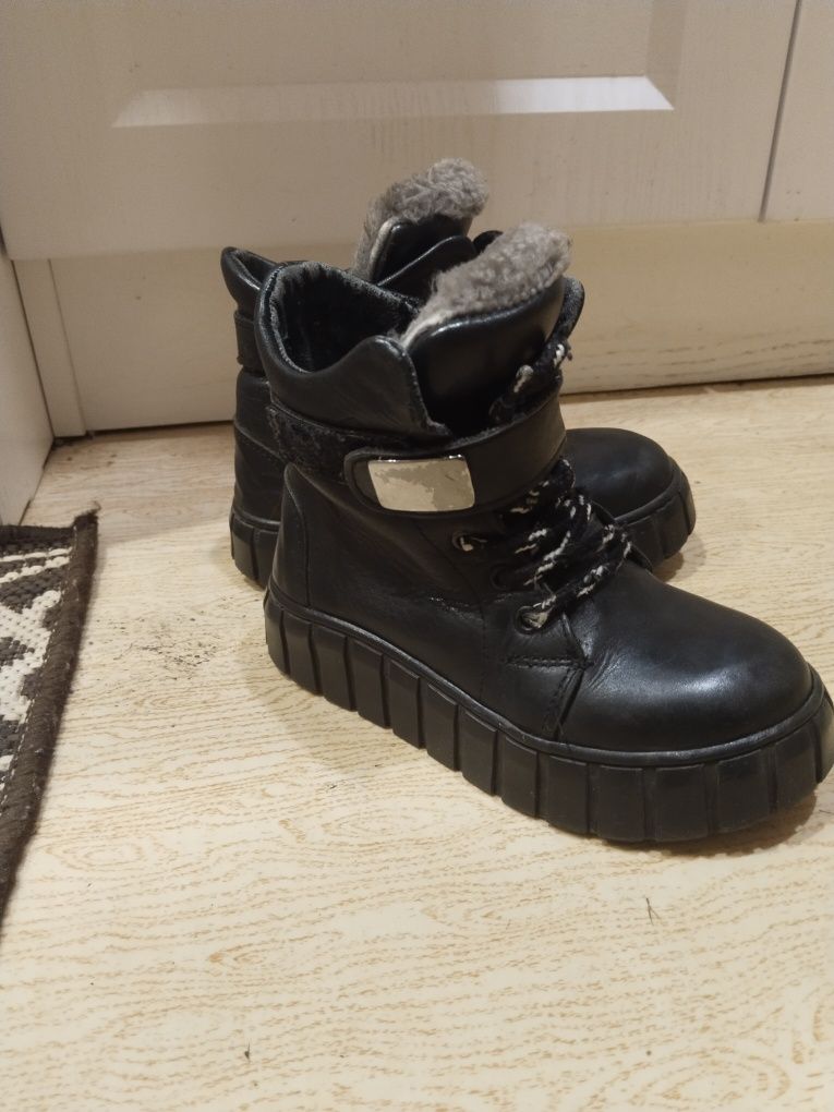 Продам ботинки зимние кожа на девочку