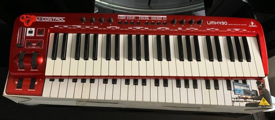 MIDI - клавиатура Behringer