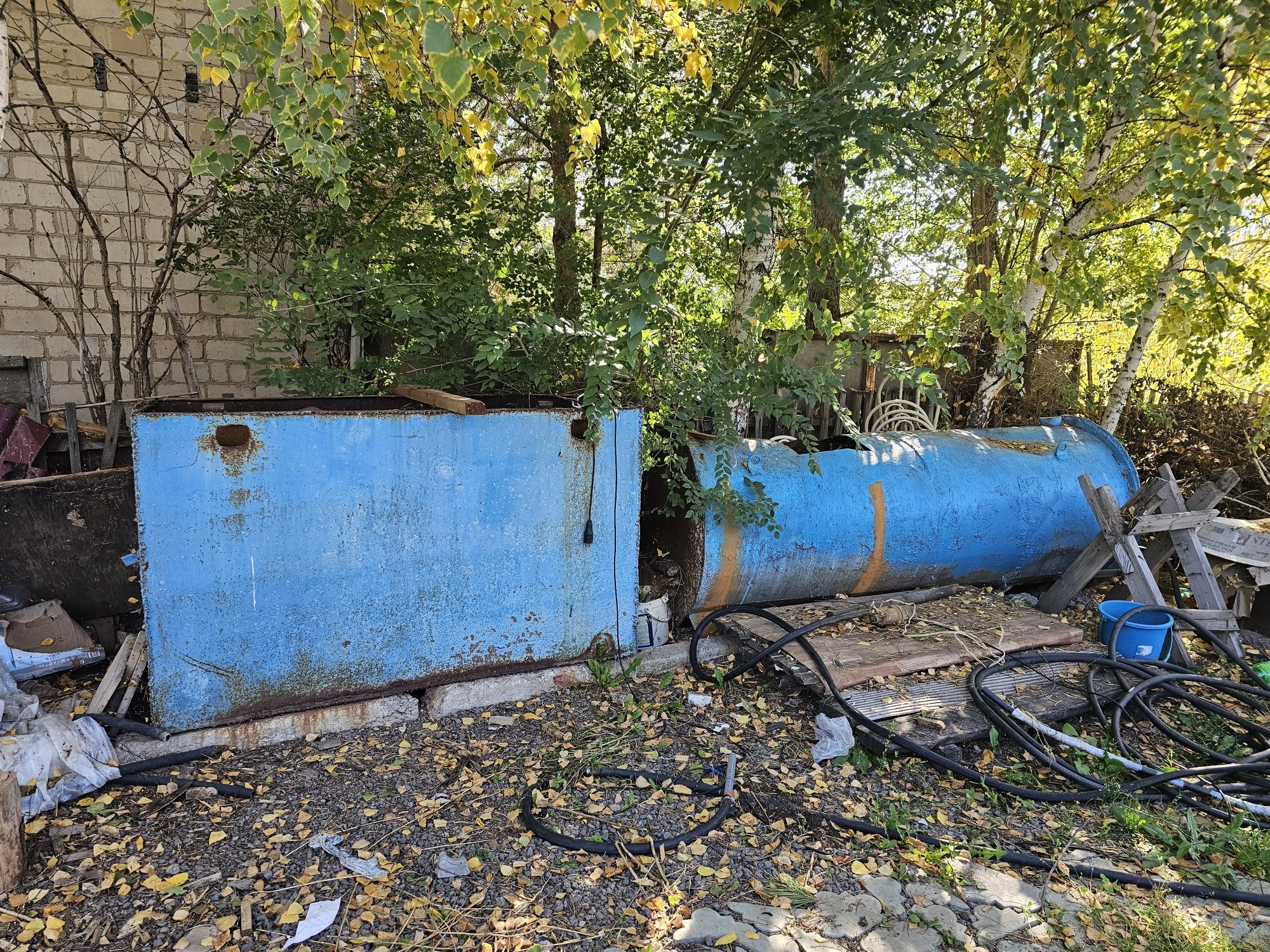 Продам дом на разбор.Ёмкость для воды два бака.Контейнер
