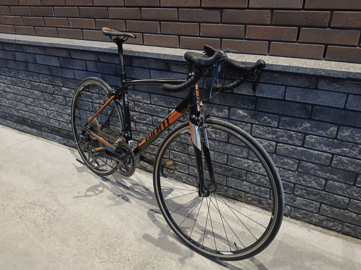 Продам шоссейный велосипед giant contend 1
