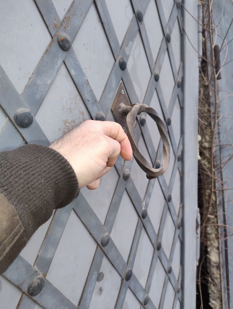 Продам дверь металлическую с ковкой