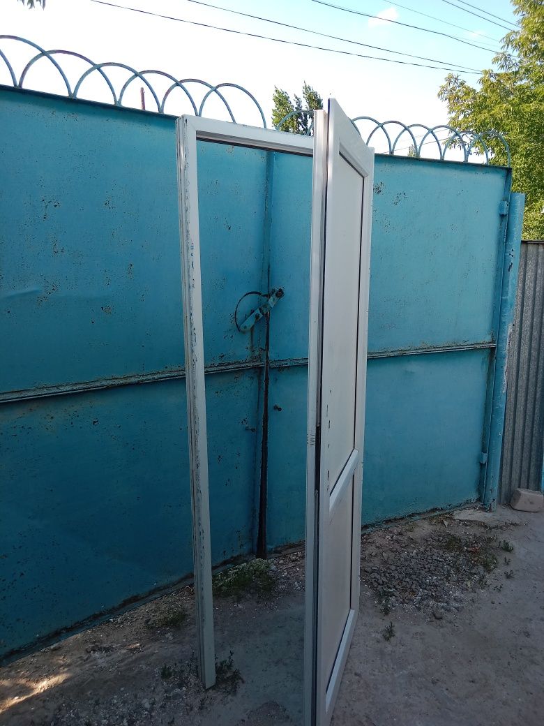 Продам дверь 2 метр х 85 ширина