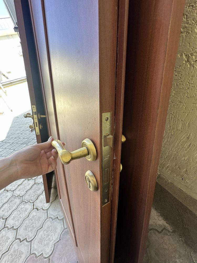 Продаются межкомнатные б/у двери