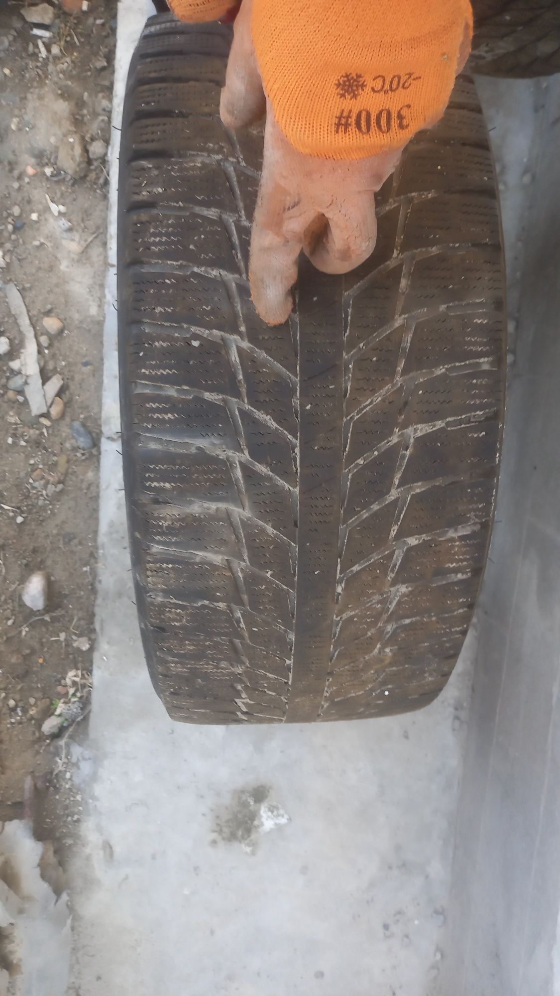 Продам зимние шины размер 235/45.17