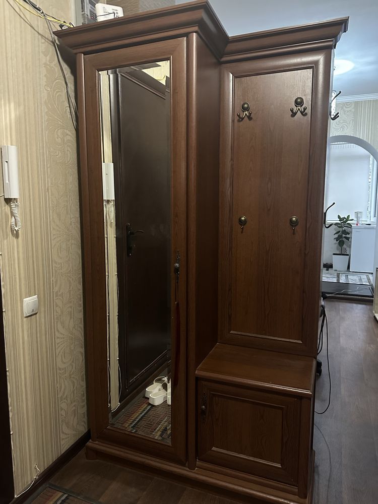 Прихожая с компьютерным столом