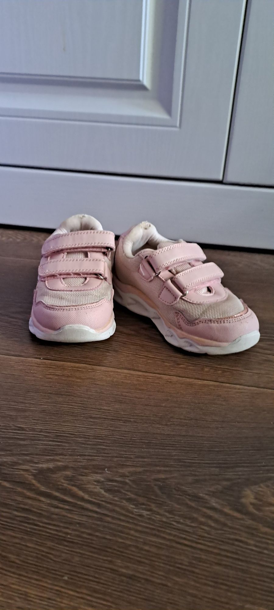 Продаю обувь для девочки  3--5летнего возраста. в.г.Караганда.