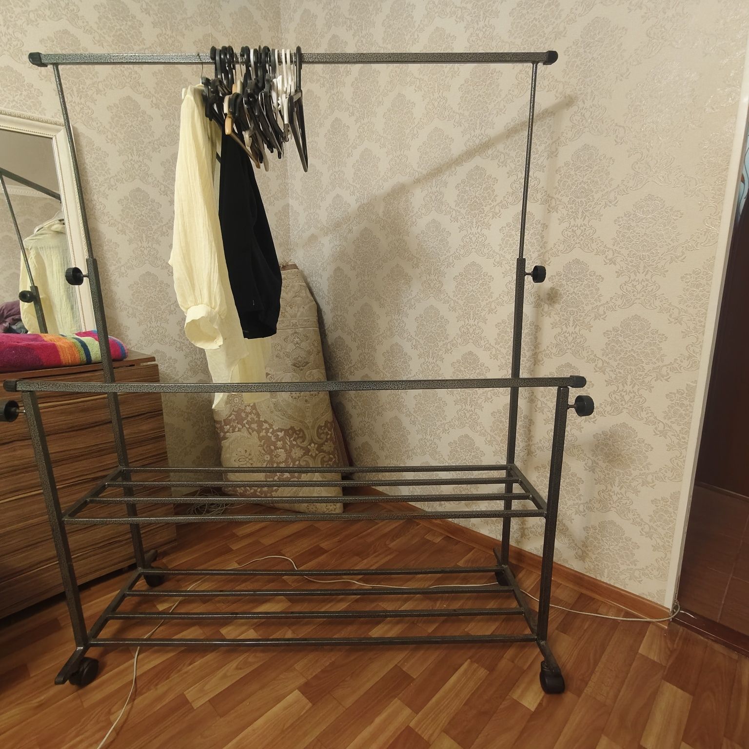 Продаю металлическую вешалку