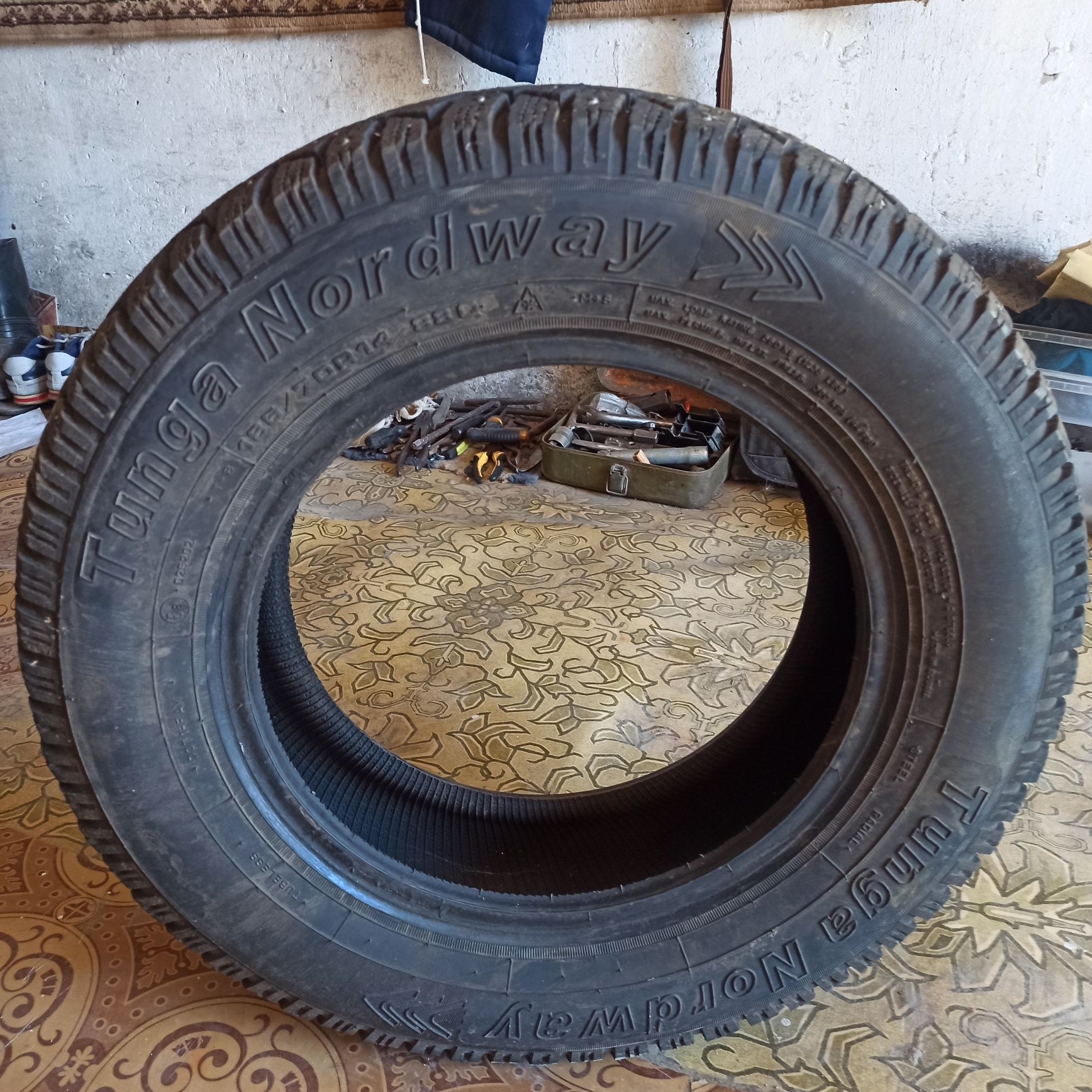 Продам 2 зимние шины в хорошем состоянии