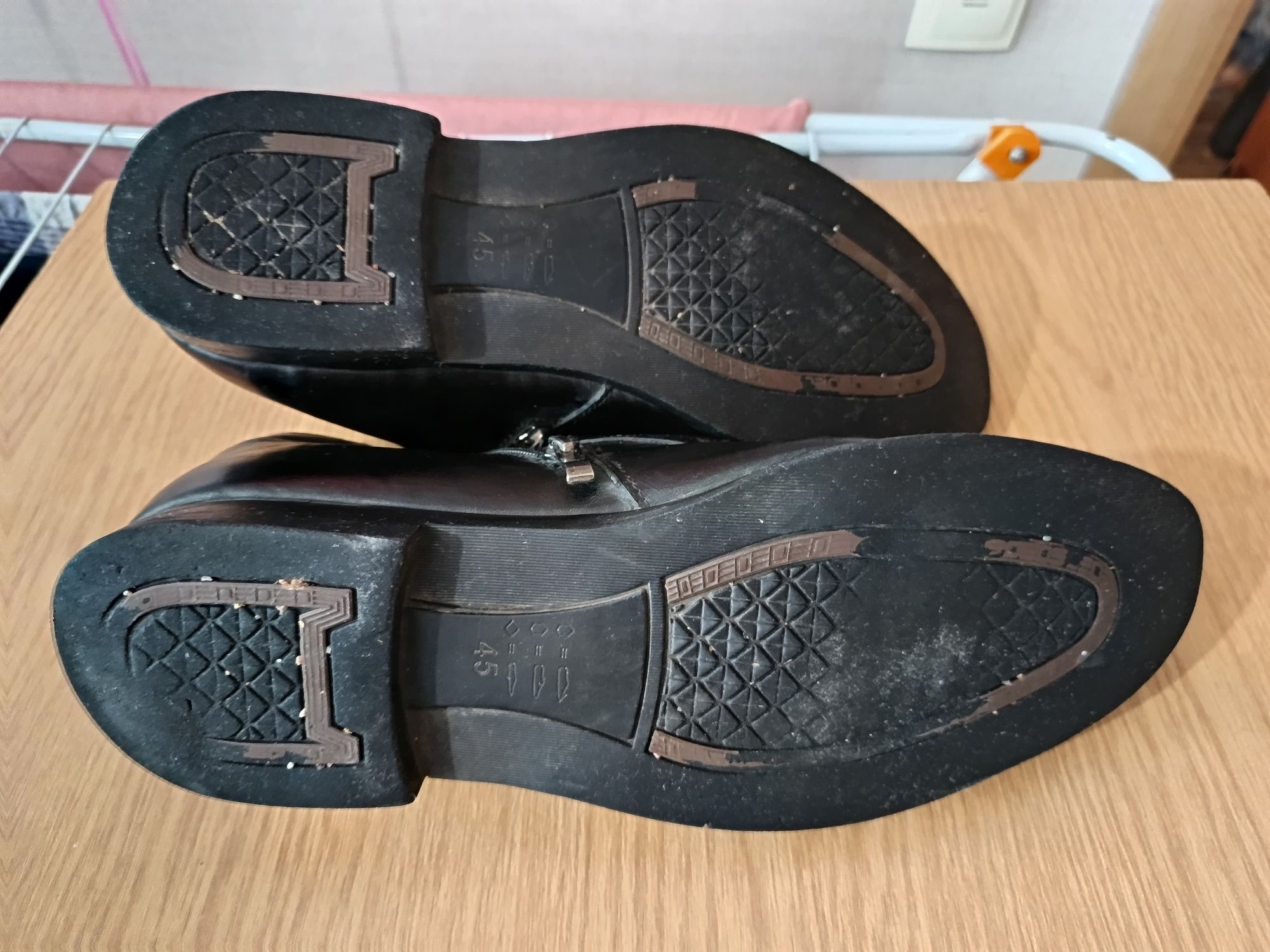 Продам зимние сапоги 45 р чисто кожа