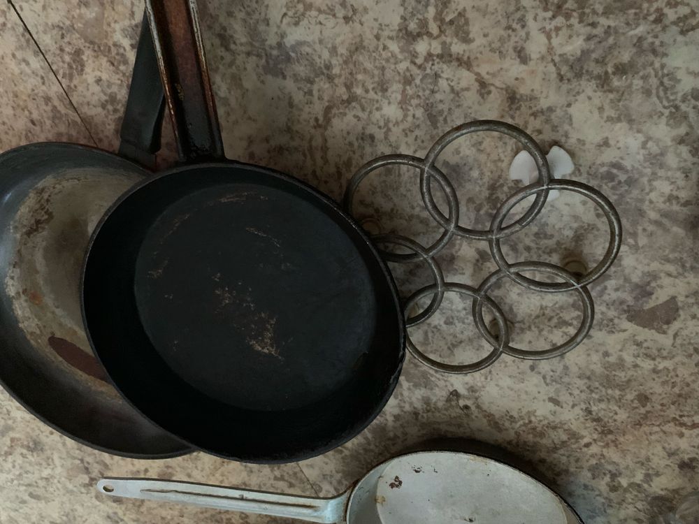Кухонная утварь, сковороды.