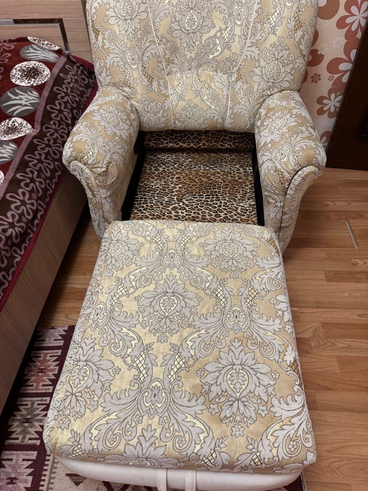 Продается мягкий, удобный диван с двумя креслами в комплекте.