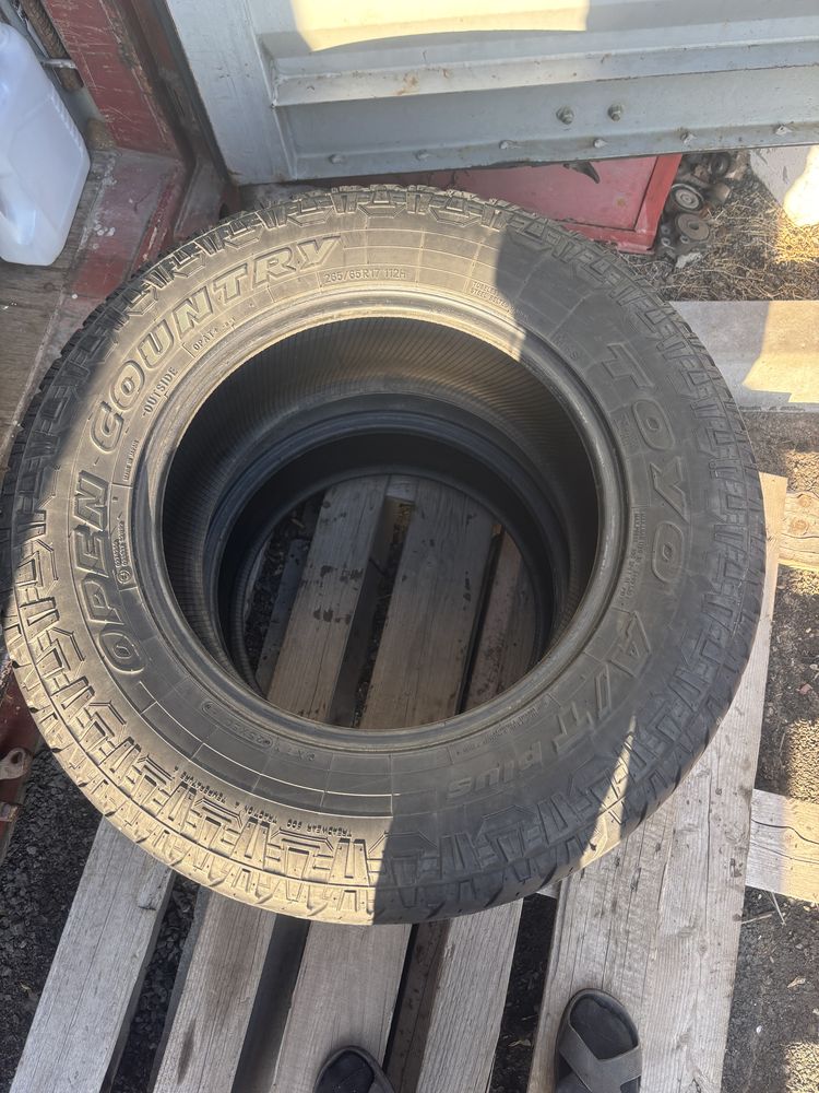 Продам резину 2 шт 265/65 R17 TOYO
