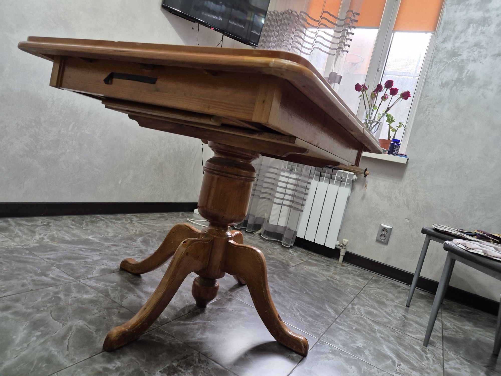 Стол,  чисто  деревянный