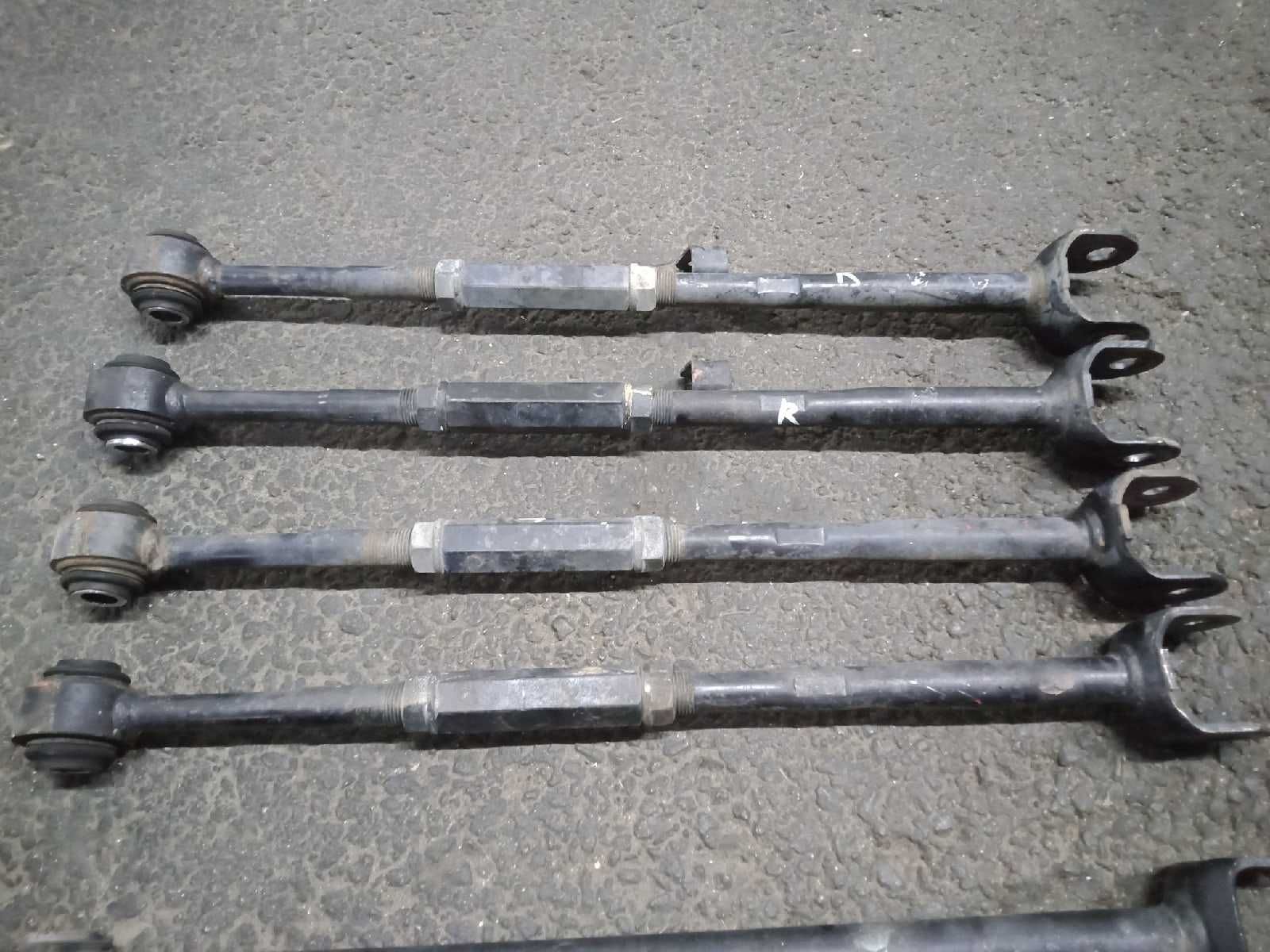 Продам оригинальный задний рычаг, тяга на Toyota Camry 40