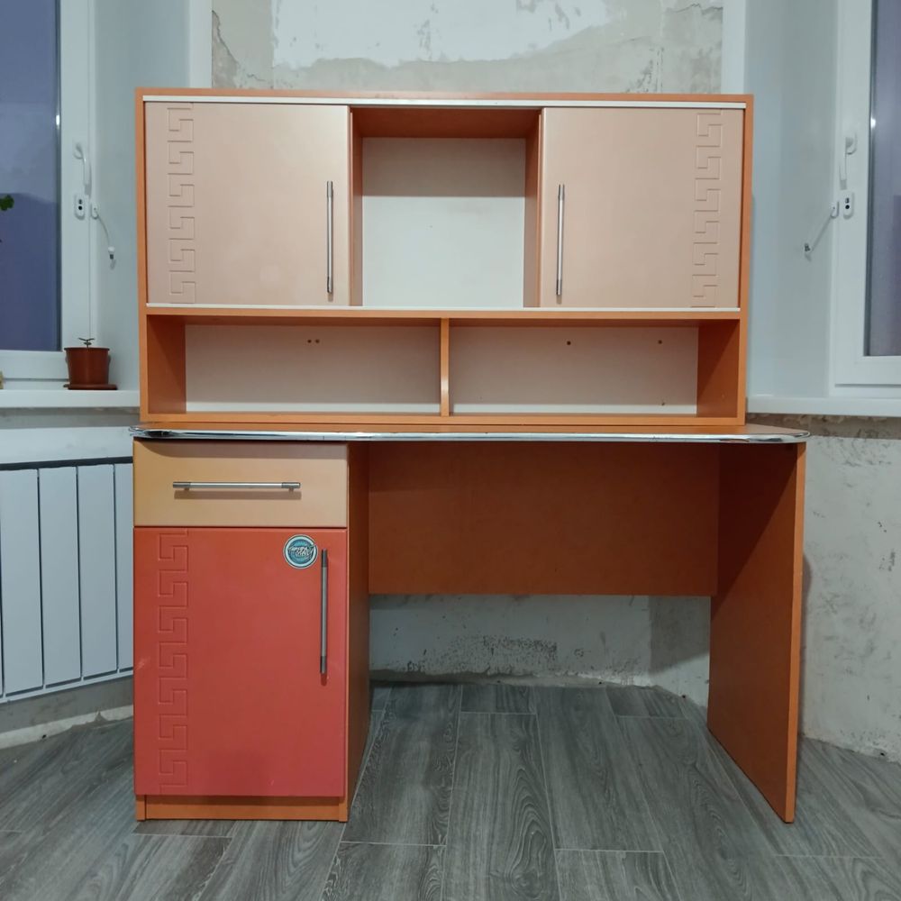 Продам комплект — письменный стол и полка