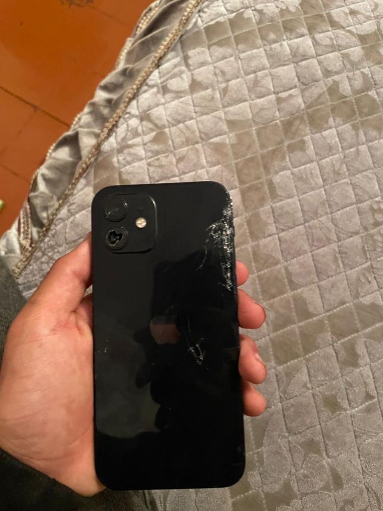Продам айфон 12.