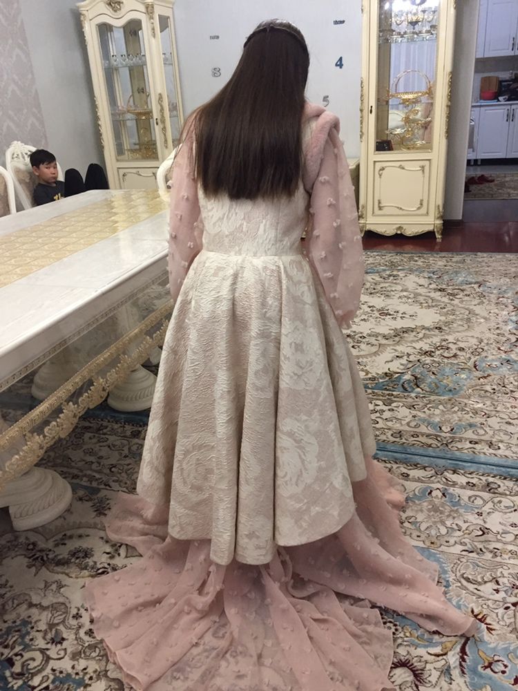 Платья вечерние