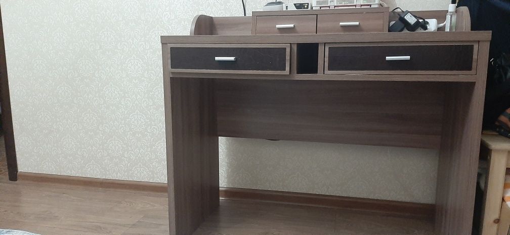 Туалетный столик  и зеркало в подарок