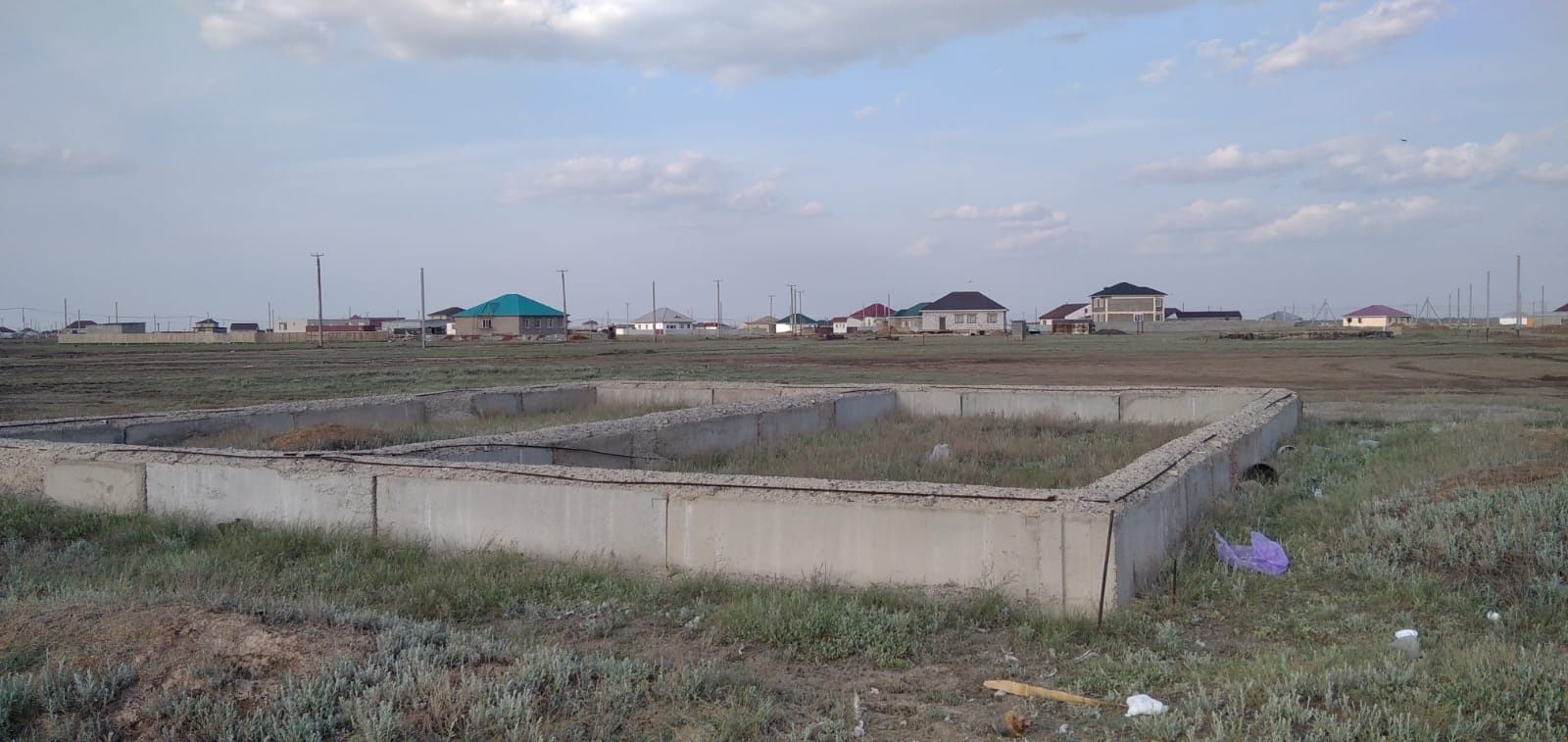 Земельный участок ИЖС с фундаментом.