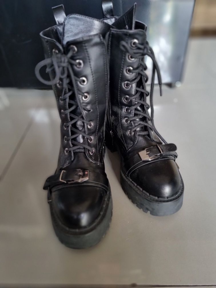 Продам  женские ботинки 39р
