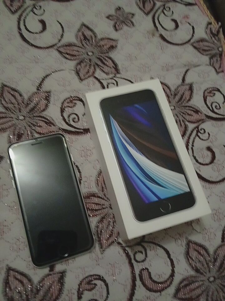 Продам iPhone SE 2020