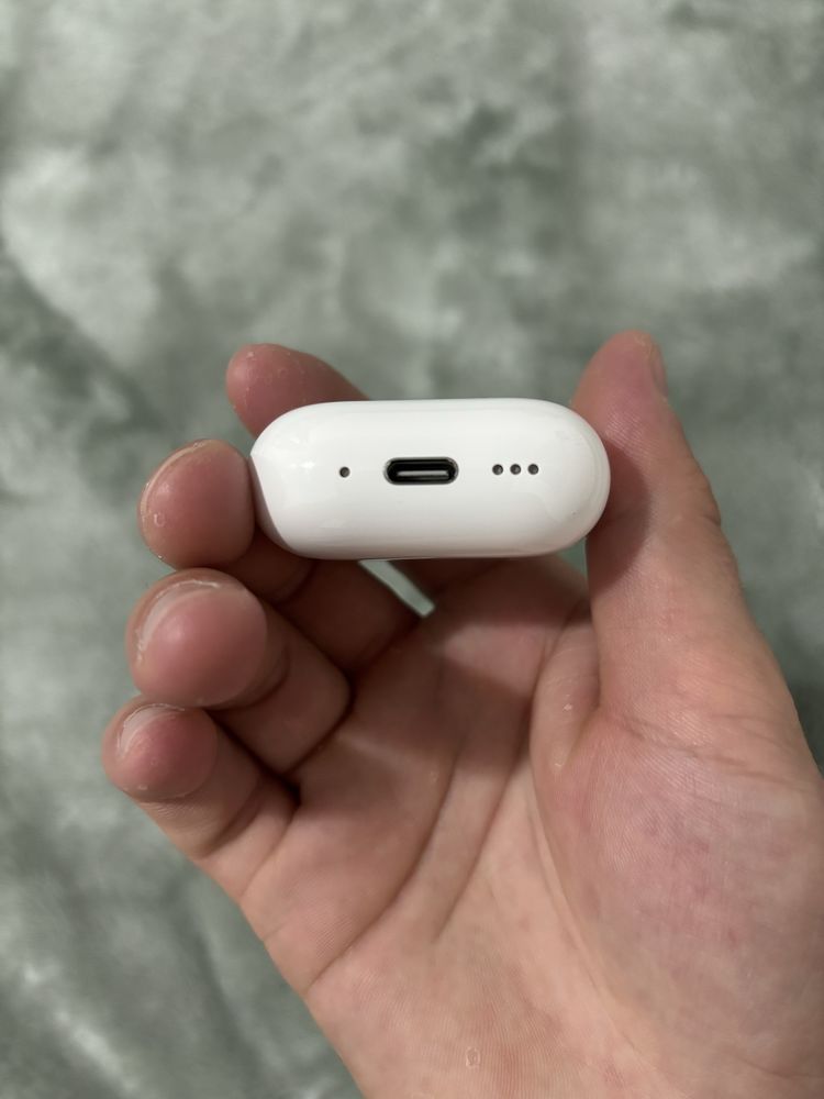 airpods 4 с шумоподавлением.