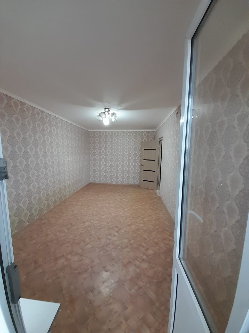 Продам двухкомнатную квартиру микрорайон дружба дом 21 возле 3 школы..