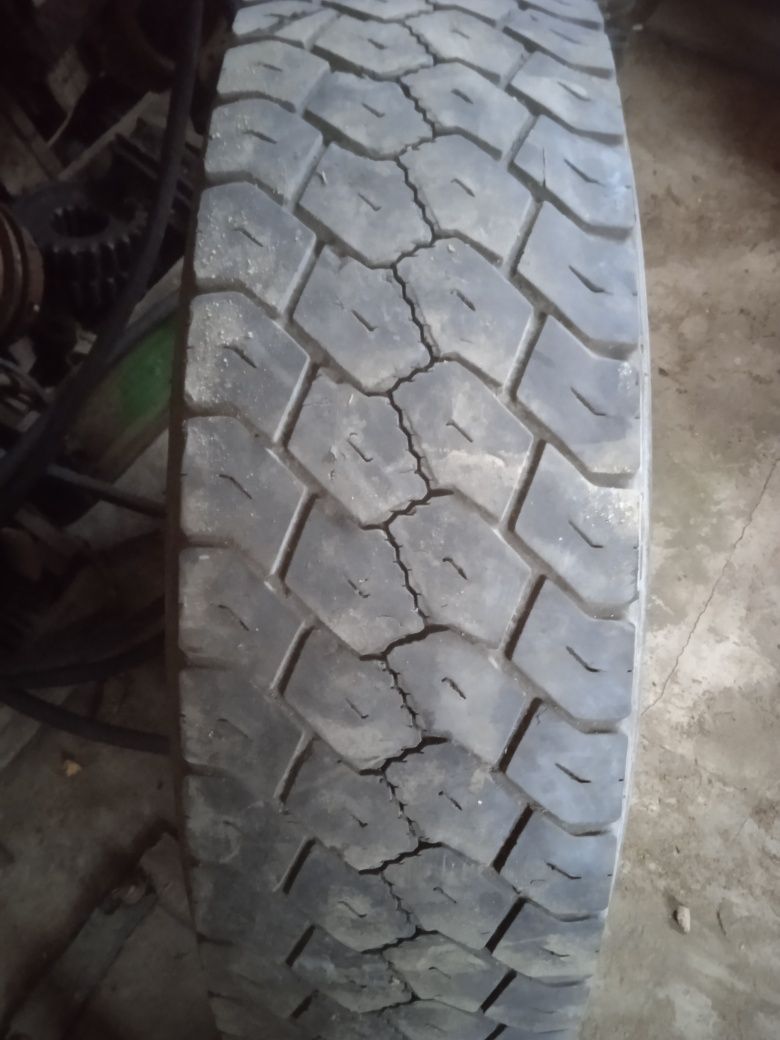 Продам автошину 215 / 75 /17.5