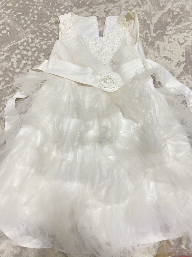 Нарядное платье на 6-8 лет
