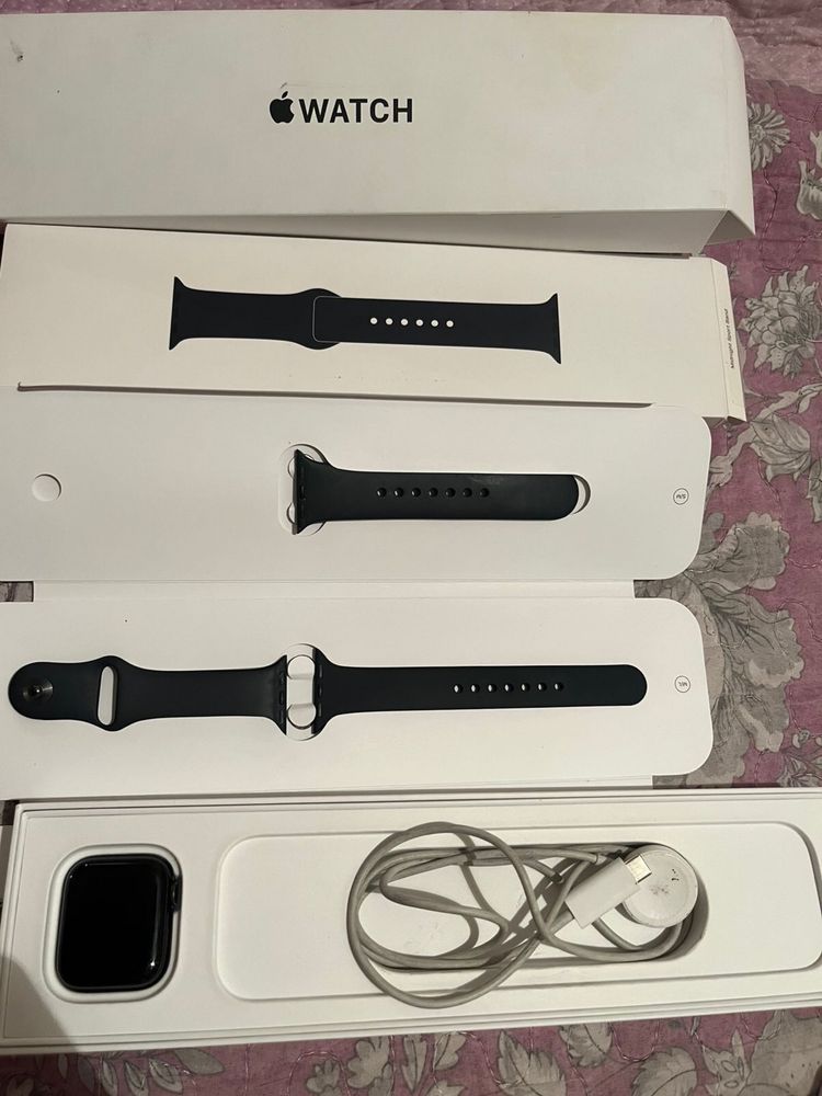 Apple watch se . Документы, зарядки все есть