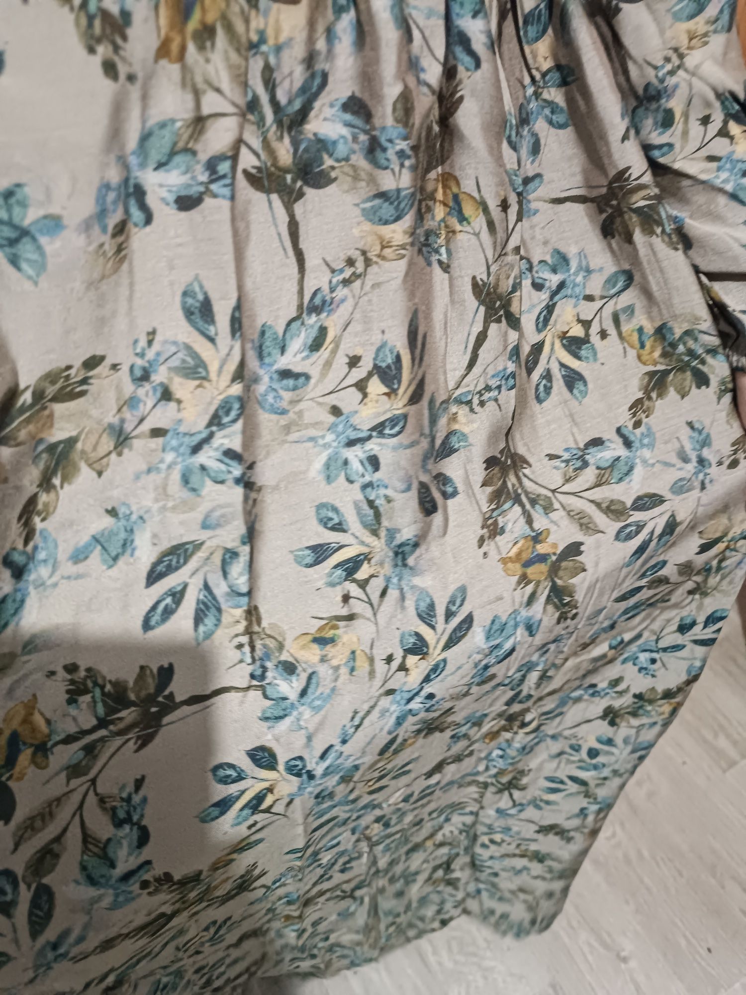 Продам 2 платья новые размер 46 ( м)