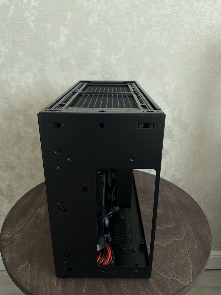Компактный компьютер SFF в корпусе Lian Li H2O