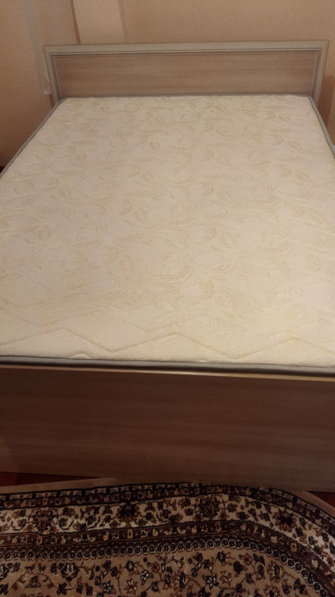 продам кровать с матрасом 140*200