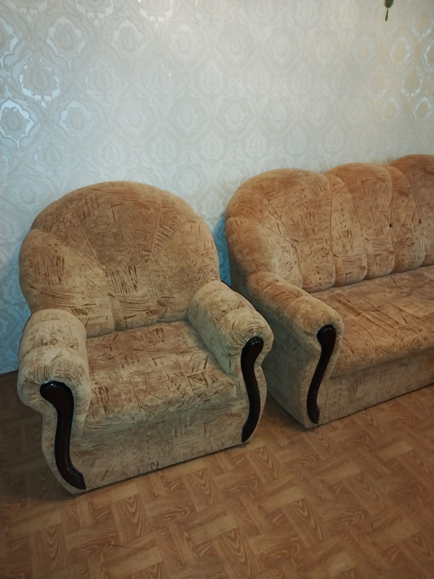 Продам угловой диван +кресло в хорошем рабочем состоянии