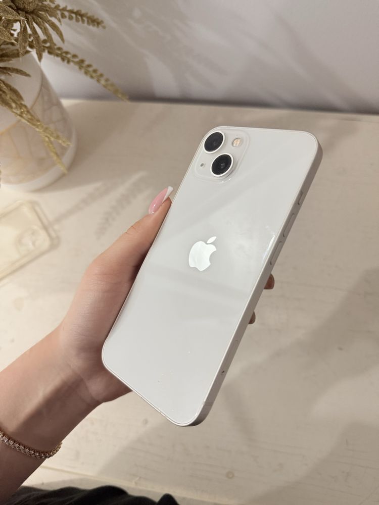 Белый iphone 13.