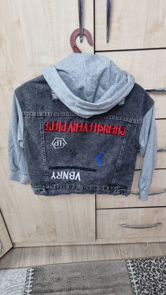 Продаю Джинсовые куртки и ветровка