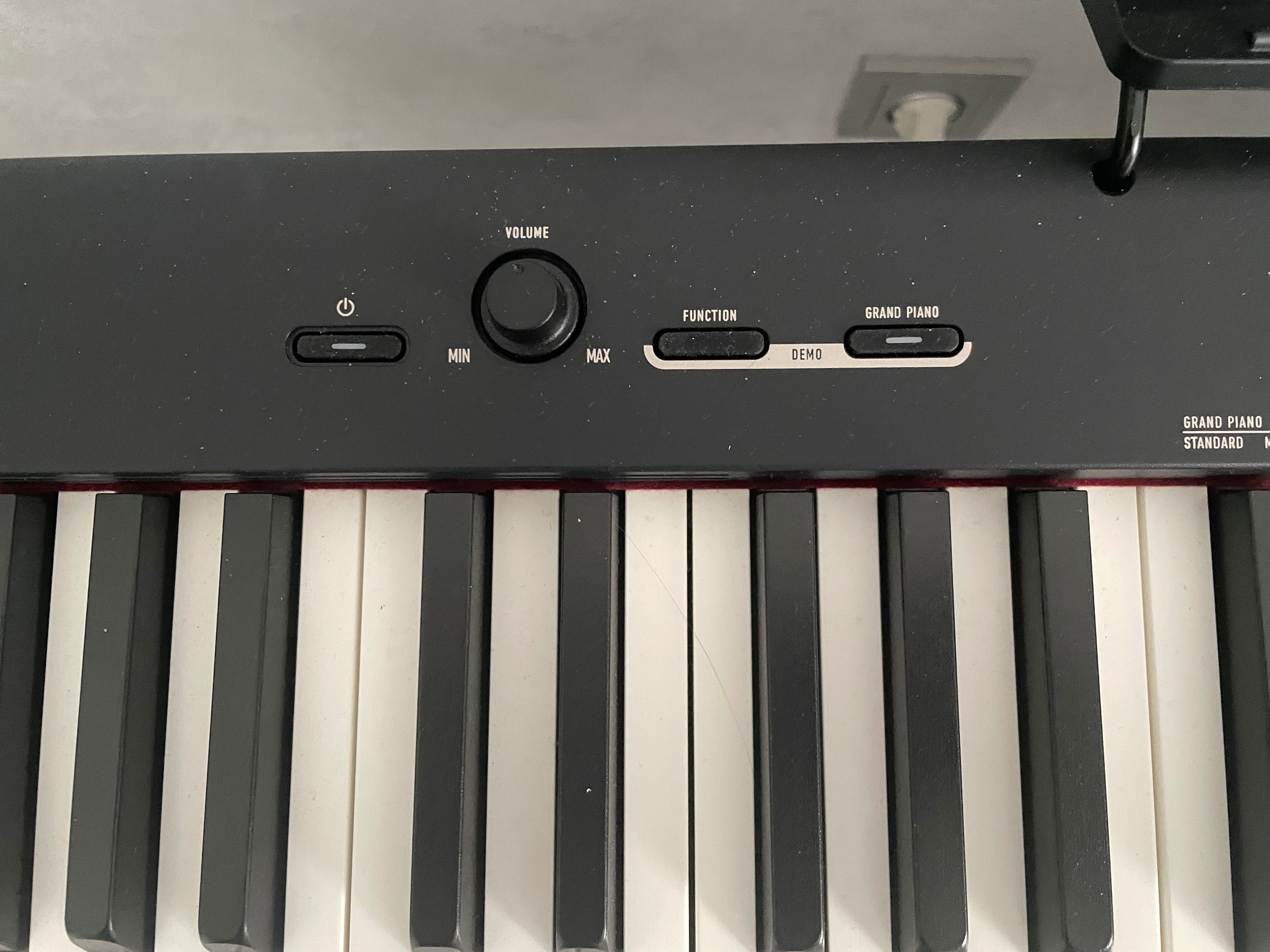 Продам цифровое пианино Casio новое с подставкой