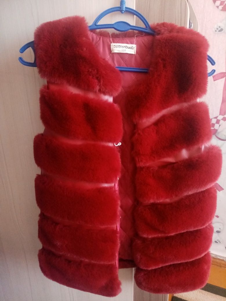 Продам. Жилет на девочку.
