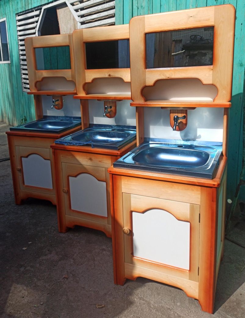Продам деревянный лакированный умывальник.Ручная работа.