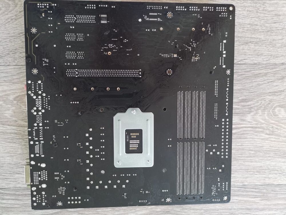 Новая Мат плата socket 1151 Asrock b360m процессор i3 8100 ОЗУ 4gb