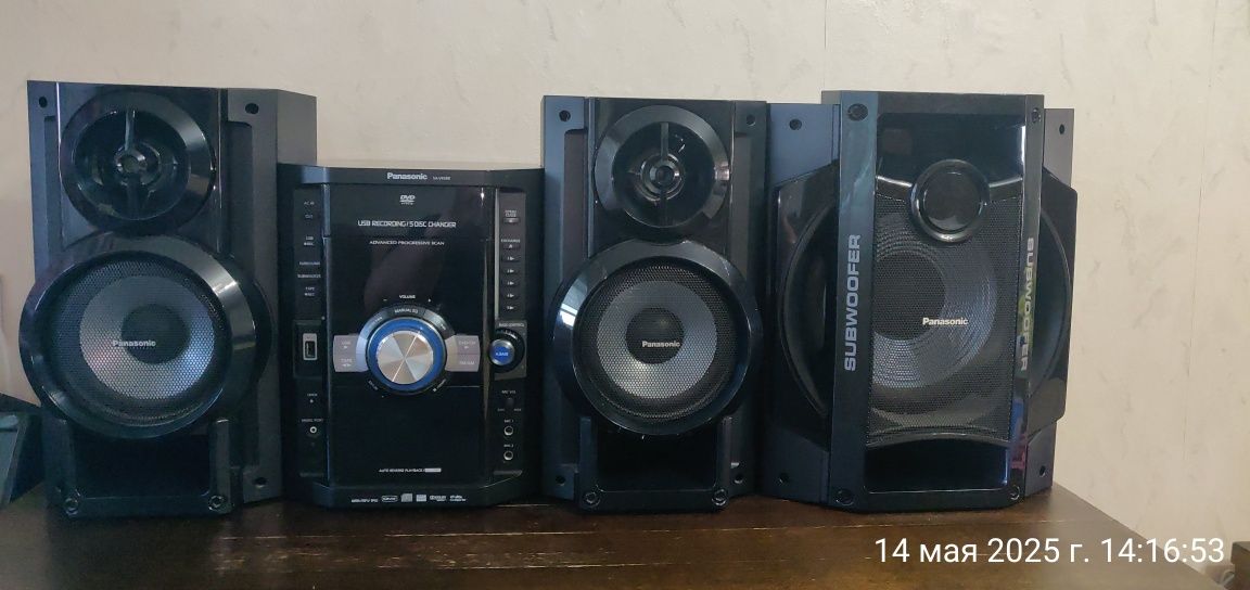 Музыкальный центр Panasonic  с саббуфером и двумя колонками