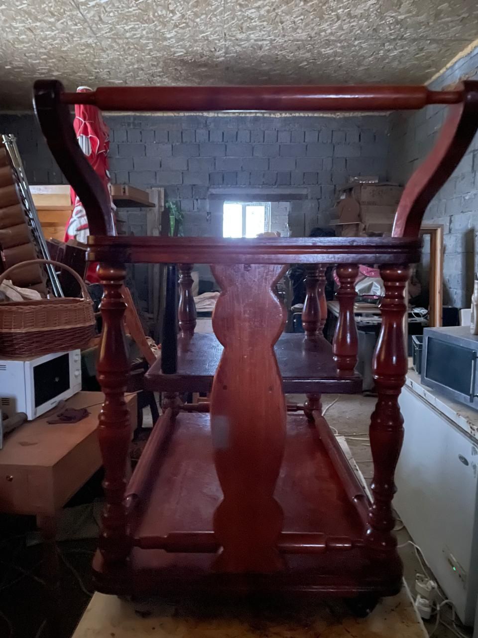 Сервировочный столик на колесах