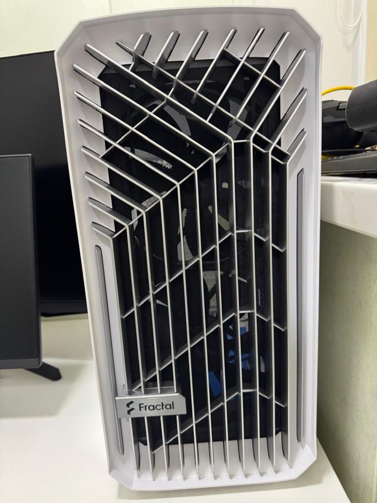 корпус стильный дорогой Fractal Design