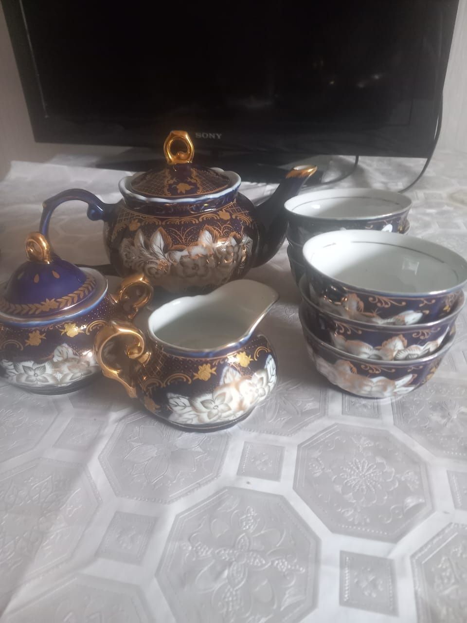Чайный сервис новый,  состоит из чайника, сахарницы, молочница и 6 пиа