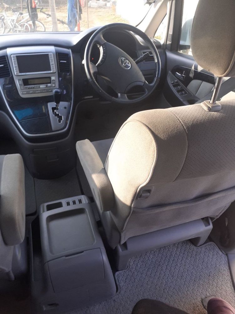 Toyota Alphard 2005