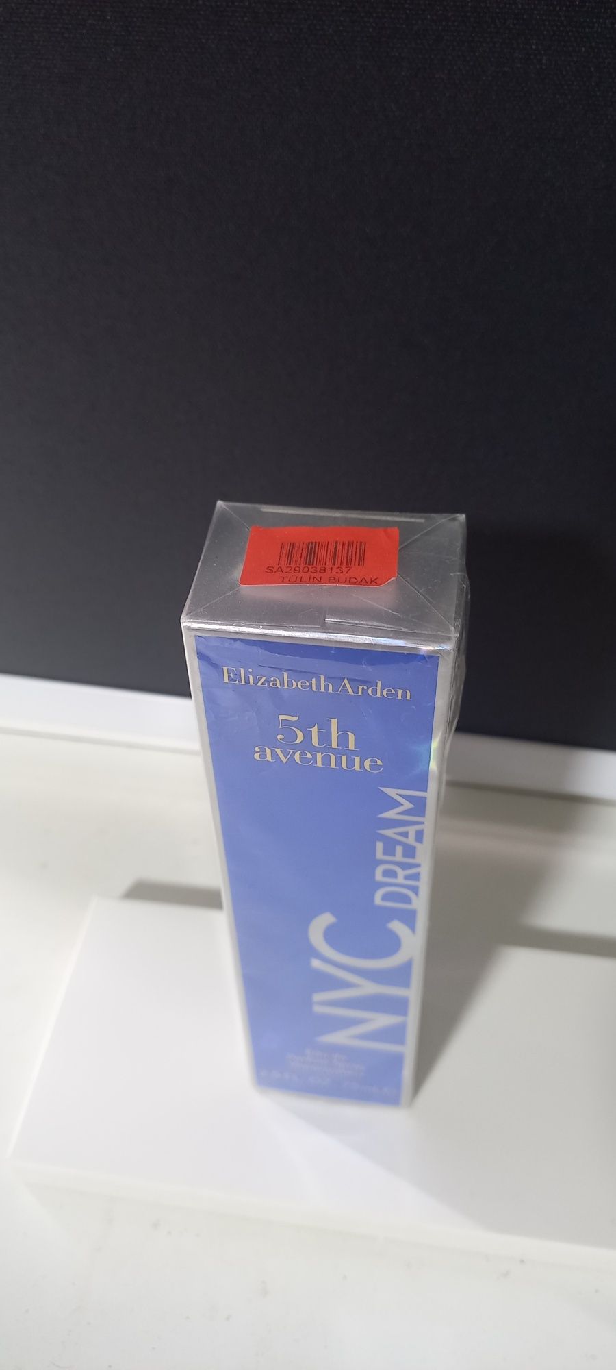 Продам Eau de Parfum новый