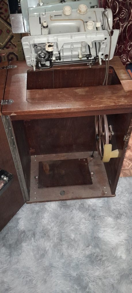 Продаю машинку швейную, Подольск рабочим состояние надо настроику .