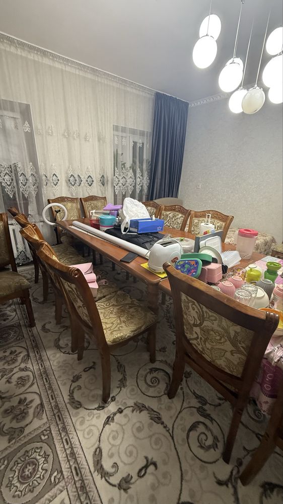 Стол и стулья для гостиной