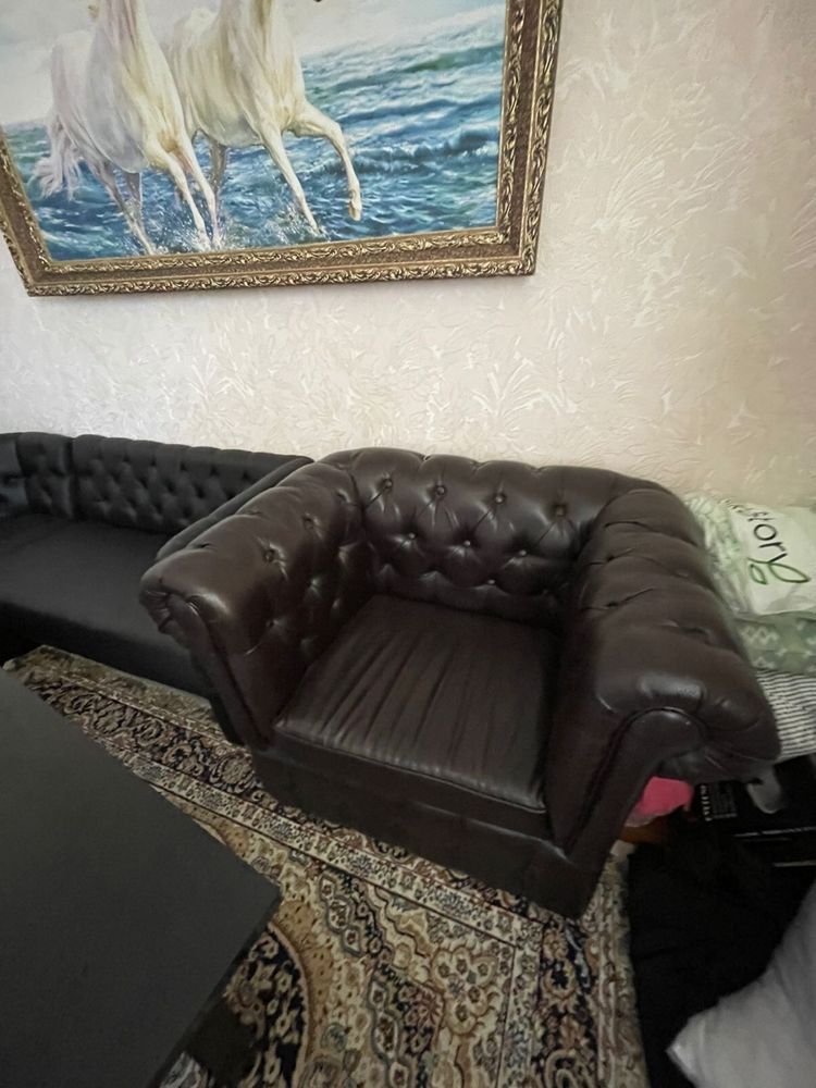 Диван со столом кожаный состояние отличное
