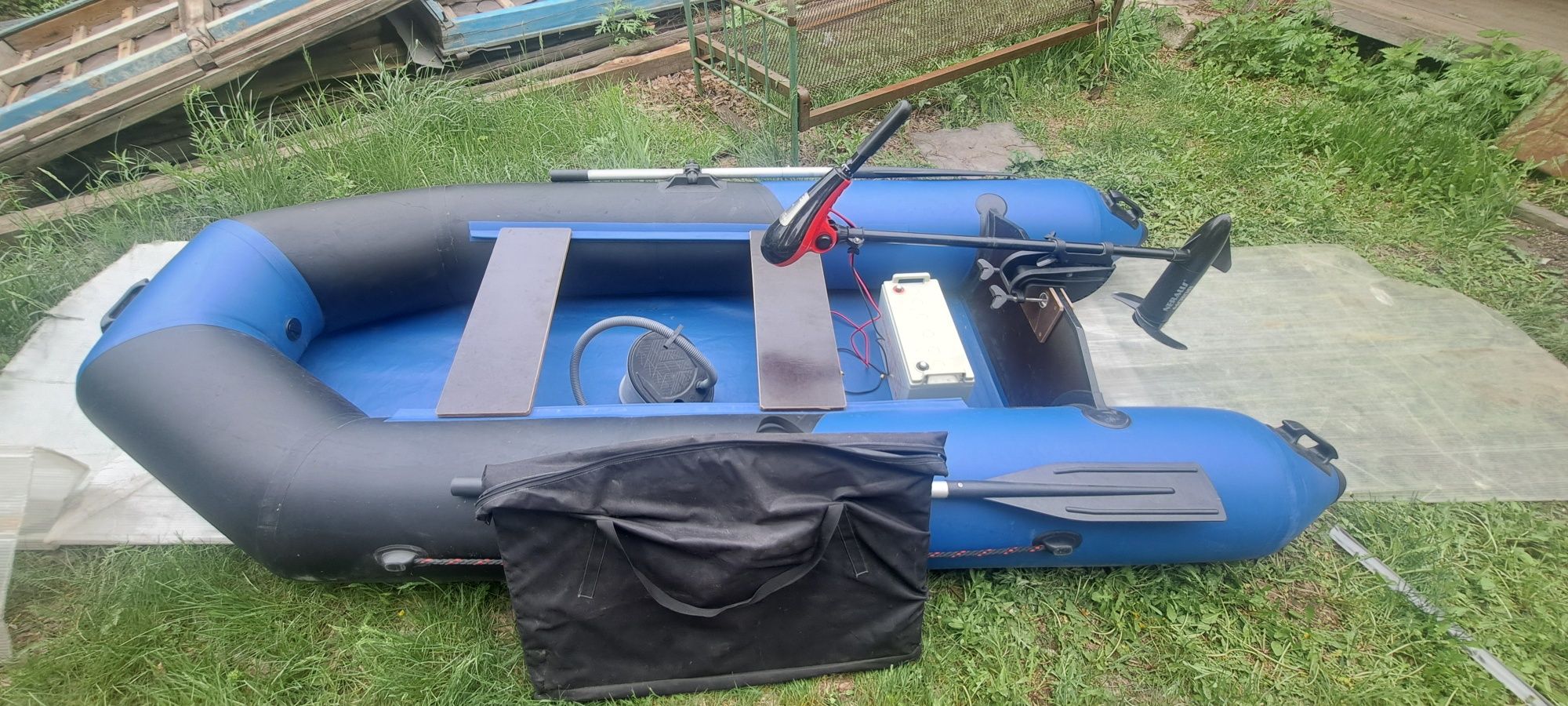 Лодка в полном снаряжения с запасным аккумулятор и защитником